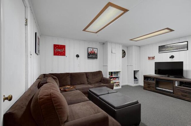 Building Photo - 9604 Greenview Dr