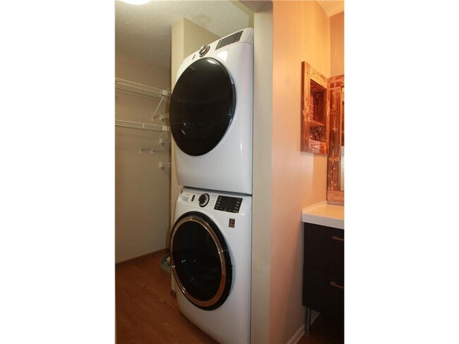 Building Photo - 2160 Ridge Dr