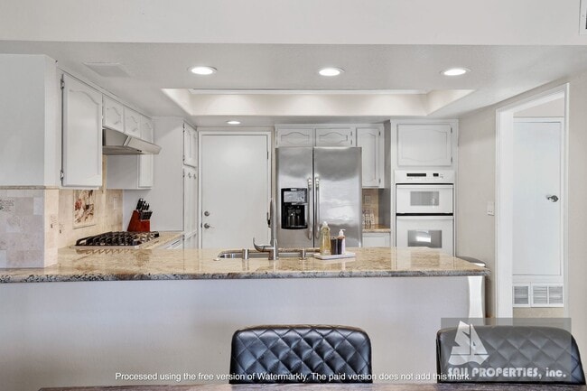 Building Photo - Beach Townhome Vacation Rental with two car garage!