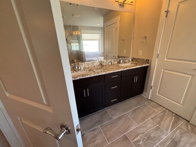 Building Photo - Stunning 5 Bed/4 Bath Home - Water View - ...