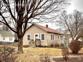 Building Photo - Cozy Two Bedroom Bungalow!