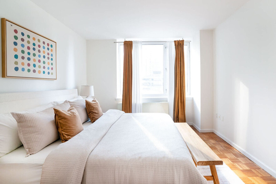 Building Photo - 350 W 43rd St