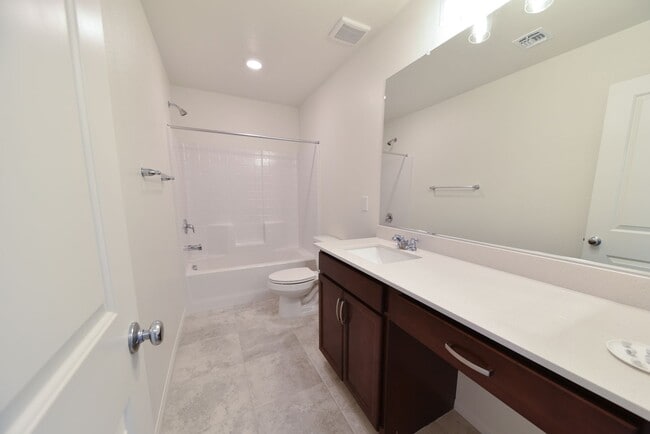 Building Photo - 5 Bed 3 1/2 Bath,  Beautiful home in gated community!