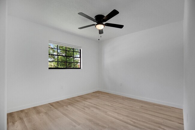 Building Photo - 2181 Linden Rd