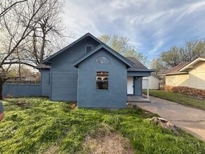 Building Photo - 813 E Oak St