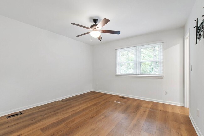 Building Photo - Rare Find: Updated and Modern End-Unit Tow...