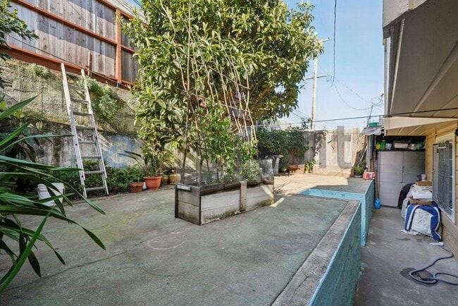 Building Photo - 16 Dunsmuir St