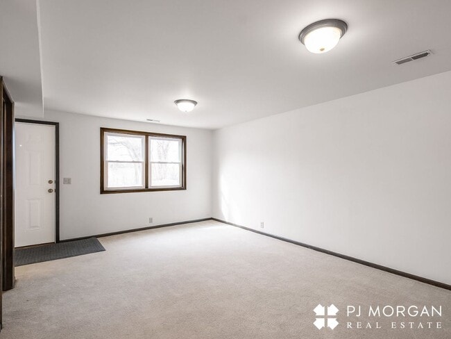 Building Photo - 3 Bed 3 Bath Duplex - Available now
