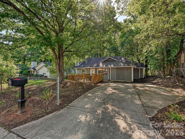 Building Photo - 633 Pennwood Ln