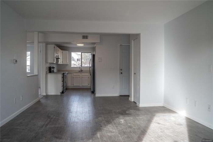 Building Photo - 313 W Lehow Ave