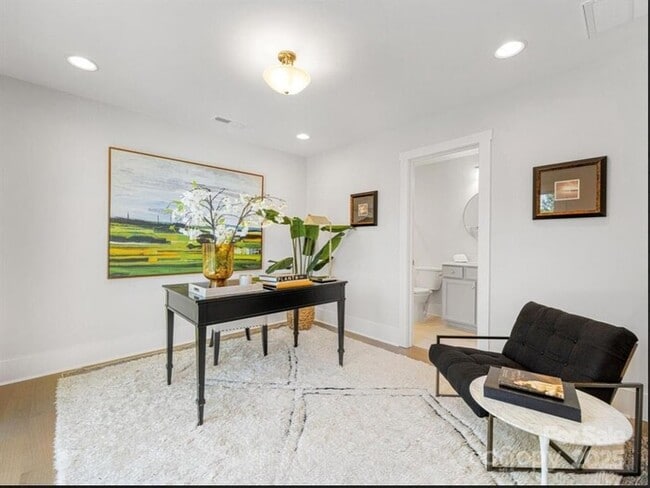 Building Photo - Beautiful and spacious 4-bedroom, 5-bath h...