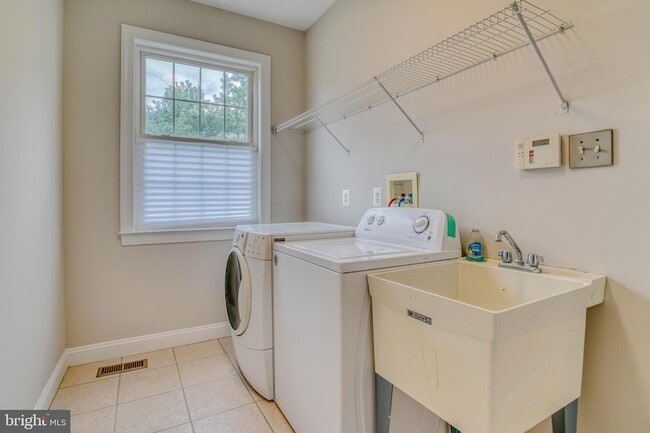 Building Photo - 9902 Player Dr