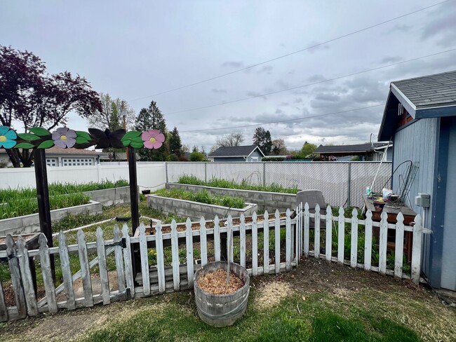 Building Photo - 990 Janes Rd