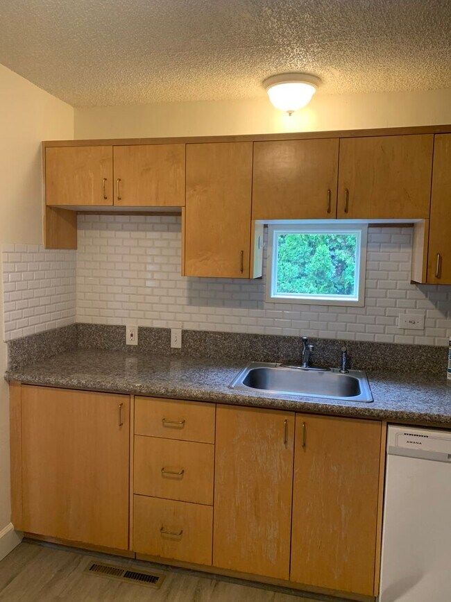 Building Photo - Updated 4 Bedroom ~ 1 Bathroom House Near ...
