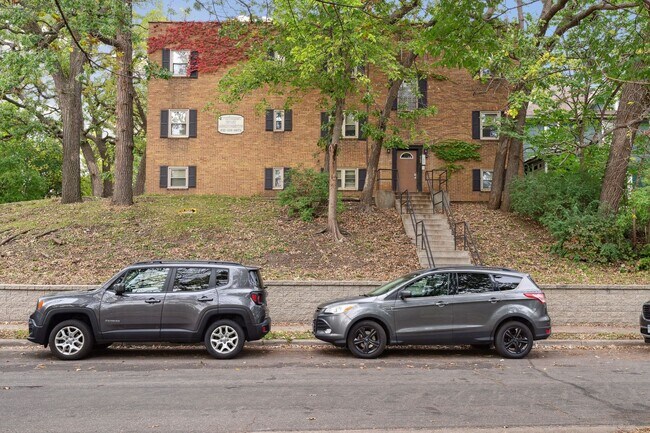 Building Photo - Spacious, Renovated 1BR on Beautiful Iris Park!