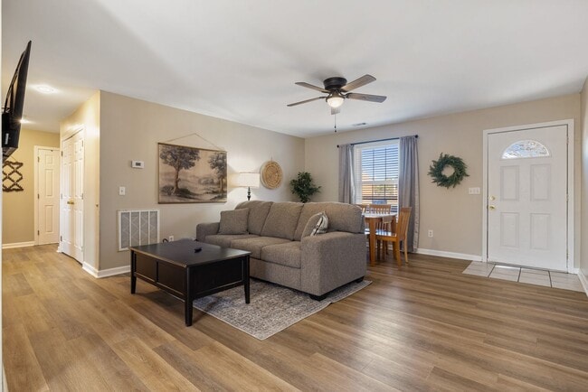 Building Photo - 707 Bagwell Ct