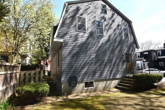 Building Photo - 87 Floral St