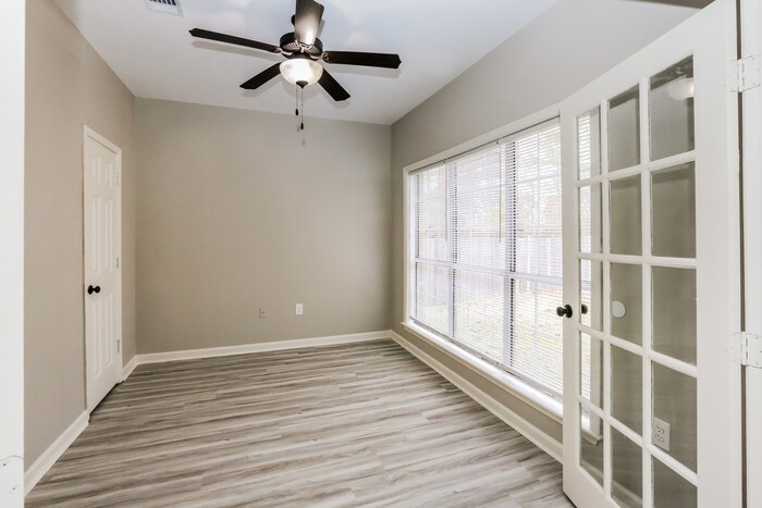 Building Photo - 206 Overland Ln