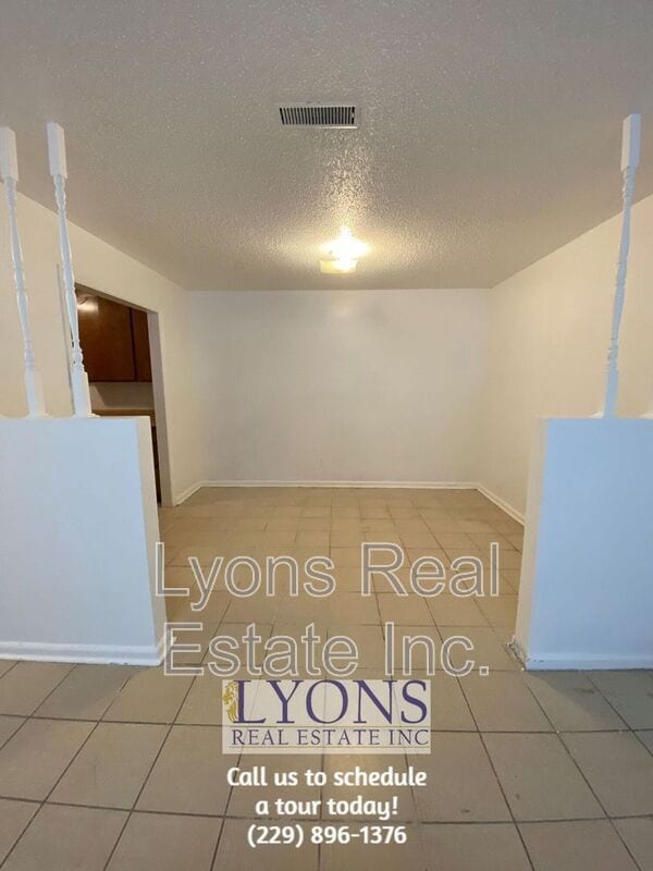 Building Photo - 1022 S Gordon Ave