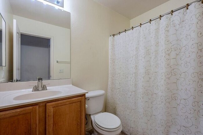 Building Photo - Bright & Spacious 3-Bed Oasis with Pool in...