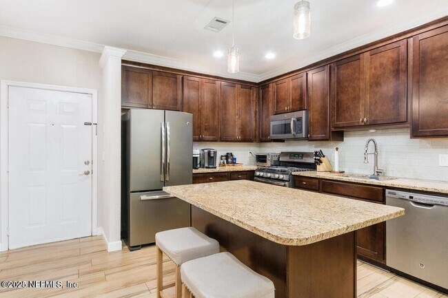 Building Photo - 13810 Sutton Park Dr N