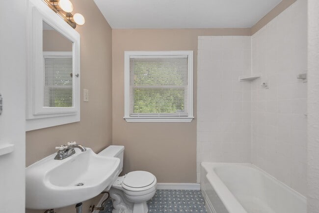 Building Photo - PRE-LEASING Spacious 2 Bed/1 Bath with Har...