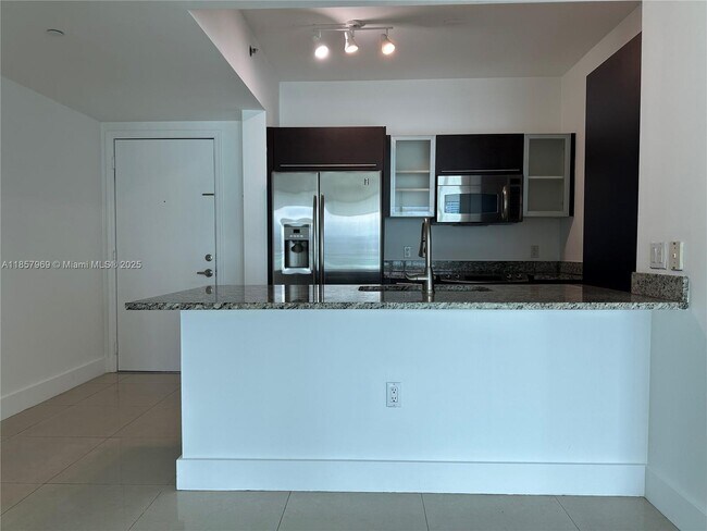 Building Photo - 950 Brickell Bay Dr