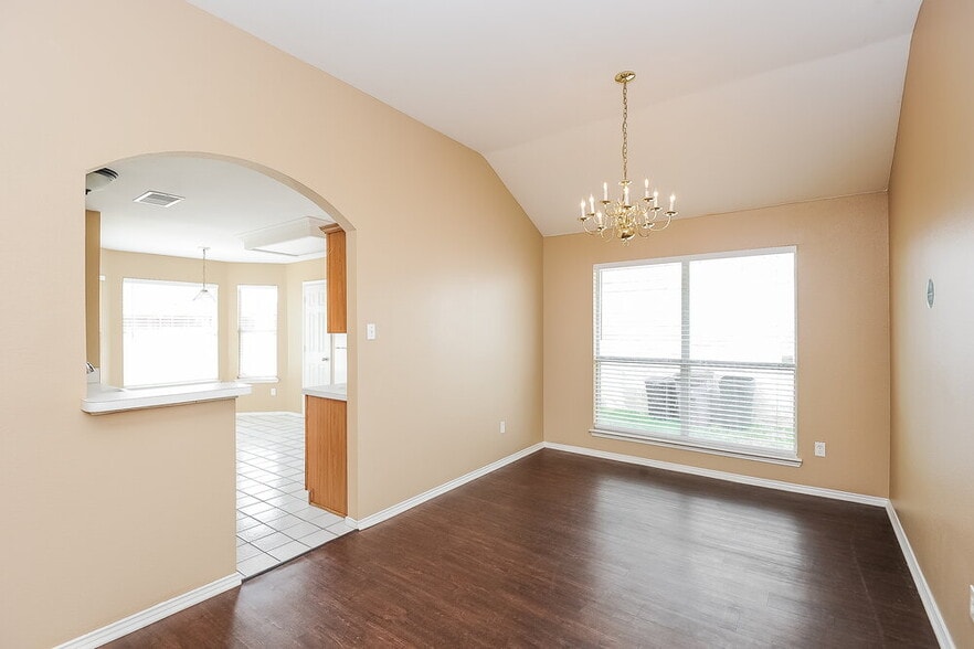 Building Photo - 1626 Redwood Dr
