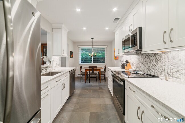 Building Photo - 595 Heritage Vlg
