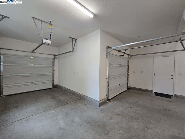 Building Photo - 8553 Waveside Wy