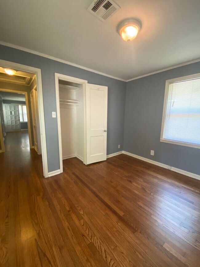 Building Photo - 1 Bedroom Duplex with private parking