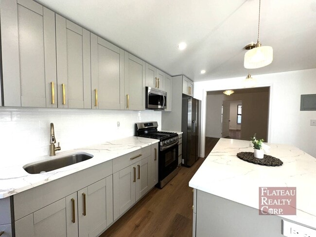 Building Photo - 364 Marion St