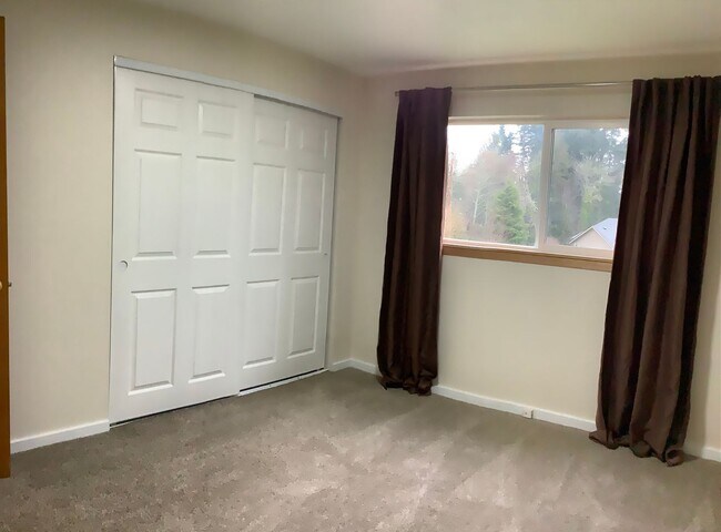 Building Photo - 1 STORY RAMBLER 3 BED 1.5 BATH IN PORT ORCHARD