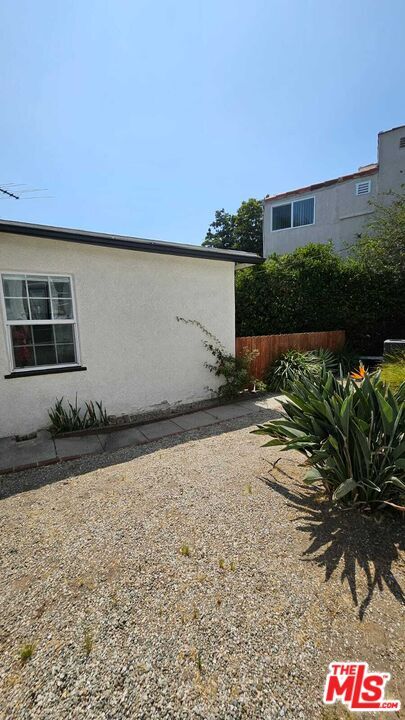 Building Photo - 2615 Edgehill Dr