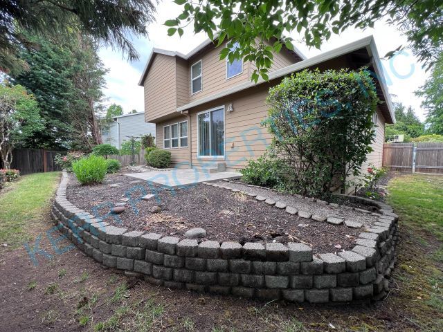 Building Photo - 781 SE Acacia Ln
