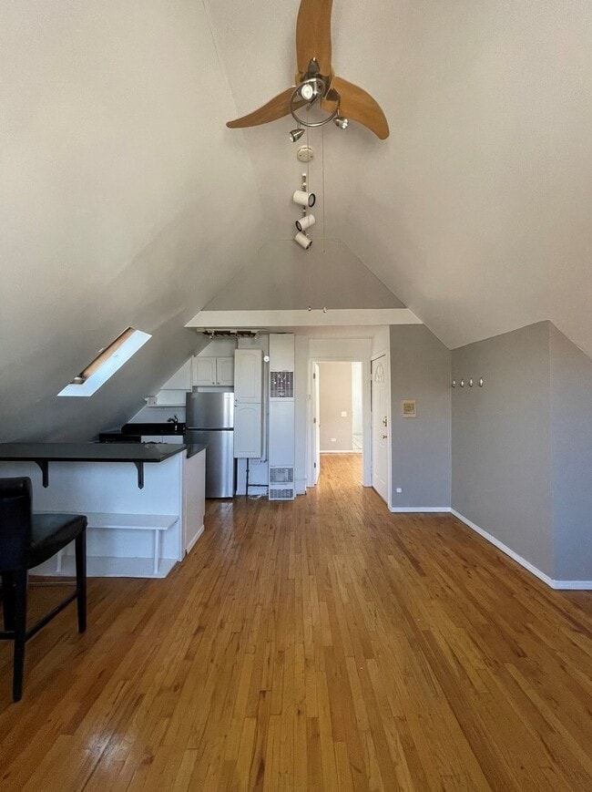 Building Photo - 2321 W Belmont Ave