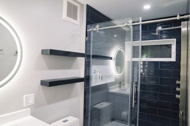 Building Photo - Modern, new construction in Williamstown!