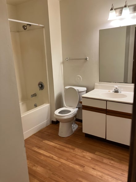 Building Photo - 803 Roundhouse Addition