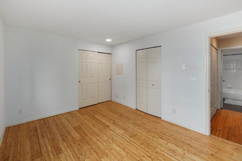 Building Photo - 1000 NE 88th St