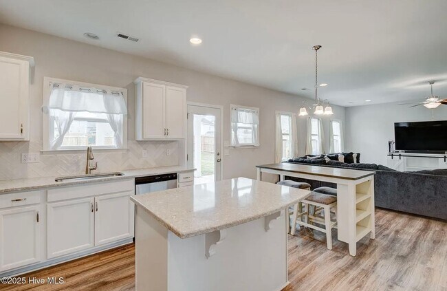 Building Photo - Single Family Home in Desirable Neighborhood