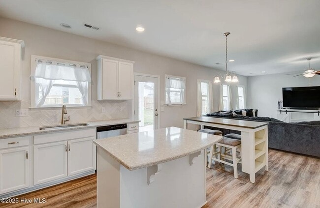 Building Photo - ***Special Offer*** Single Family Home in Desirable Neighborhood