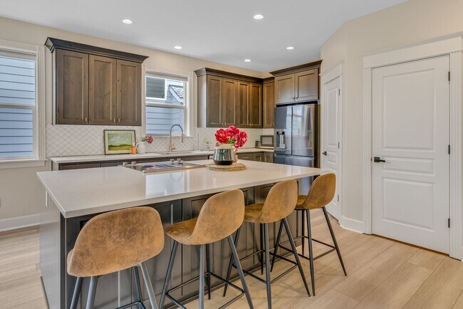 Building Photo - Stunning, spacious 4-bdrm/4-bath in Tigard. Fireplace, massive decks, next to nature