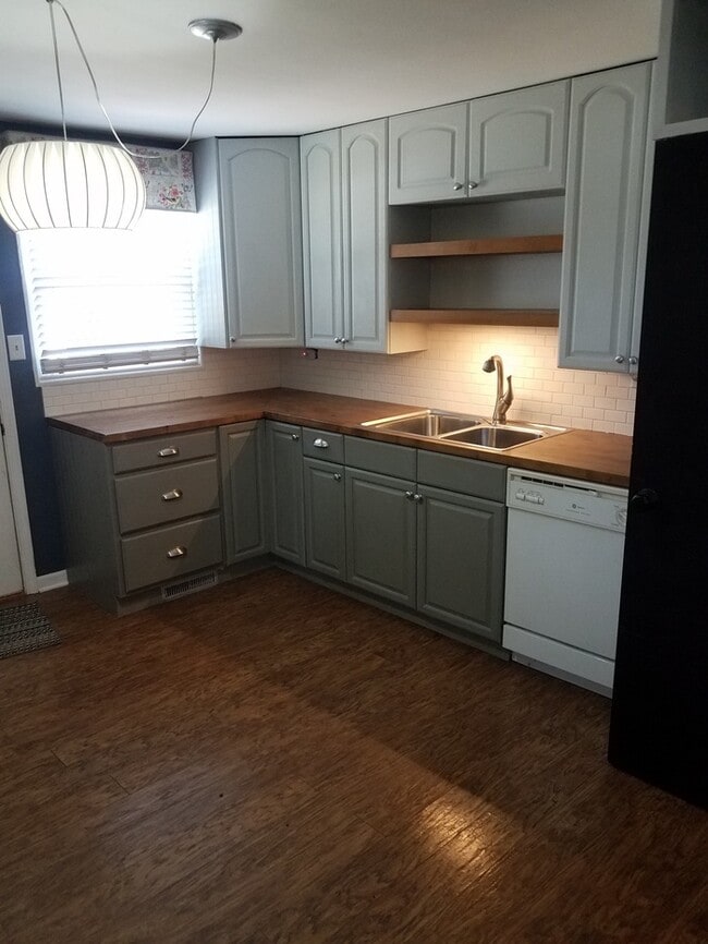Building Photo - Beautifully rehabbed property