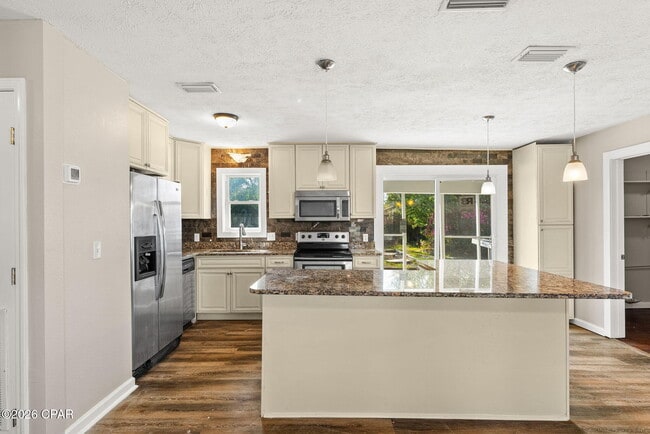 Building Photo - 2004 Greenbriar Blvd