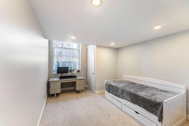 Building Photo - 523 N Bertrand St