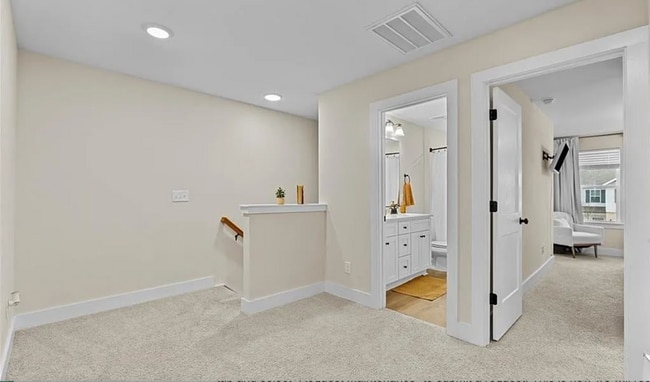 Building Photo - Like new modern maintenance free 3 bedroom 2.5 bath townhouse in Greensboro. Lawn care included.