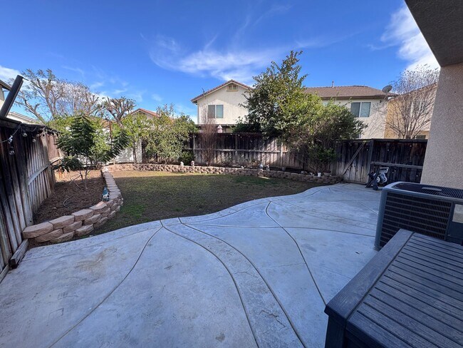 Building Photo - Beautiful 3 Bedroom, 2 1/2 Bath Condo, In Riverside