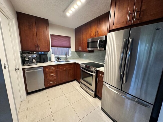 Building Photo - 615 SW 16th Ct