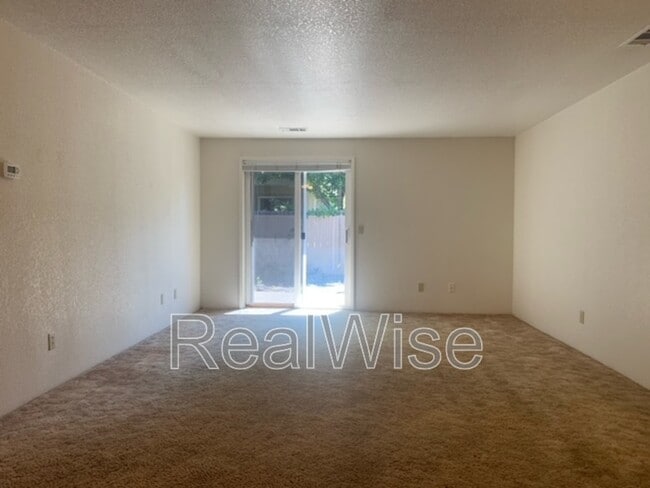 Building Photo - 1423 SW Kokanee Ln