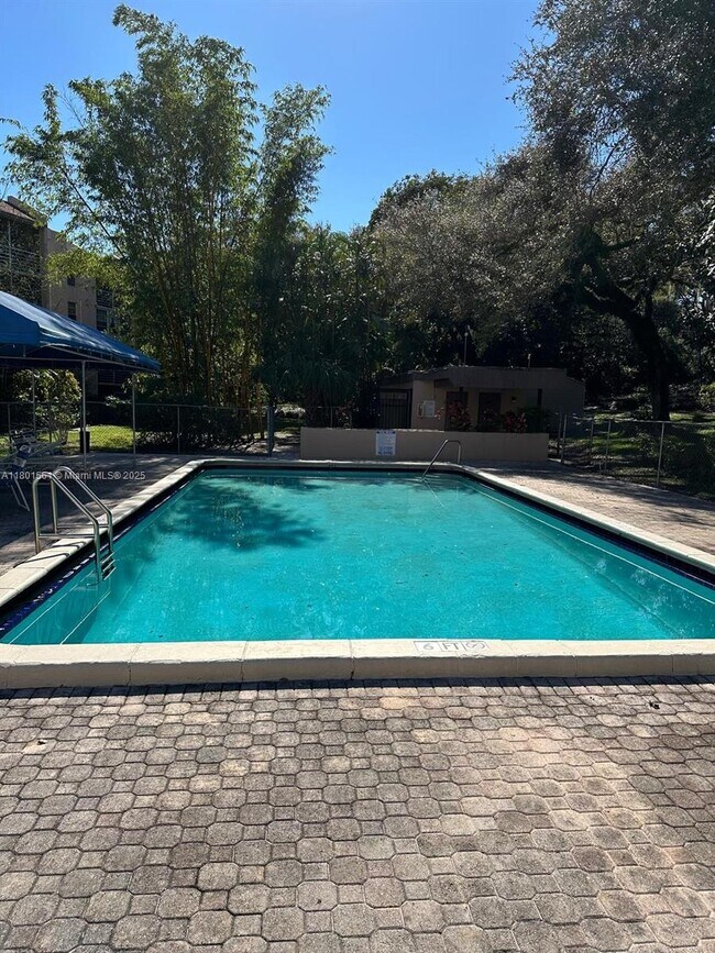 Building Photo - 9410 Live Oak Pl